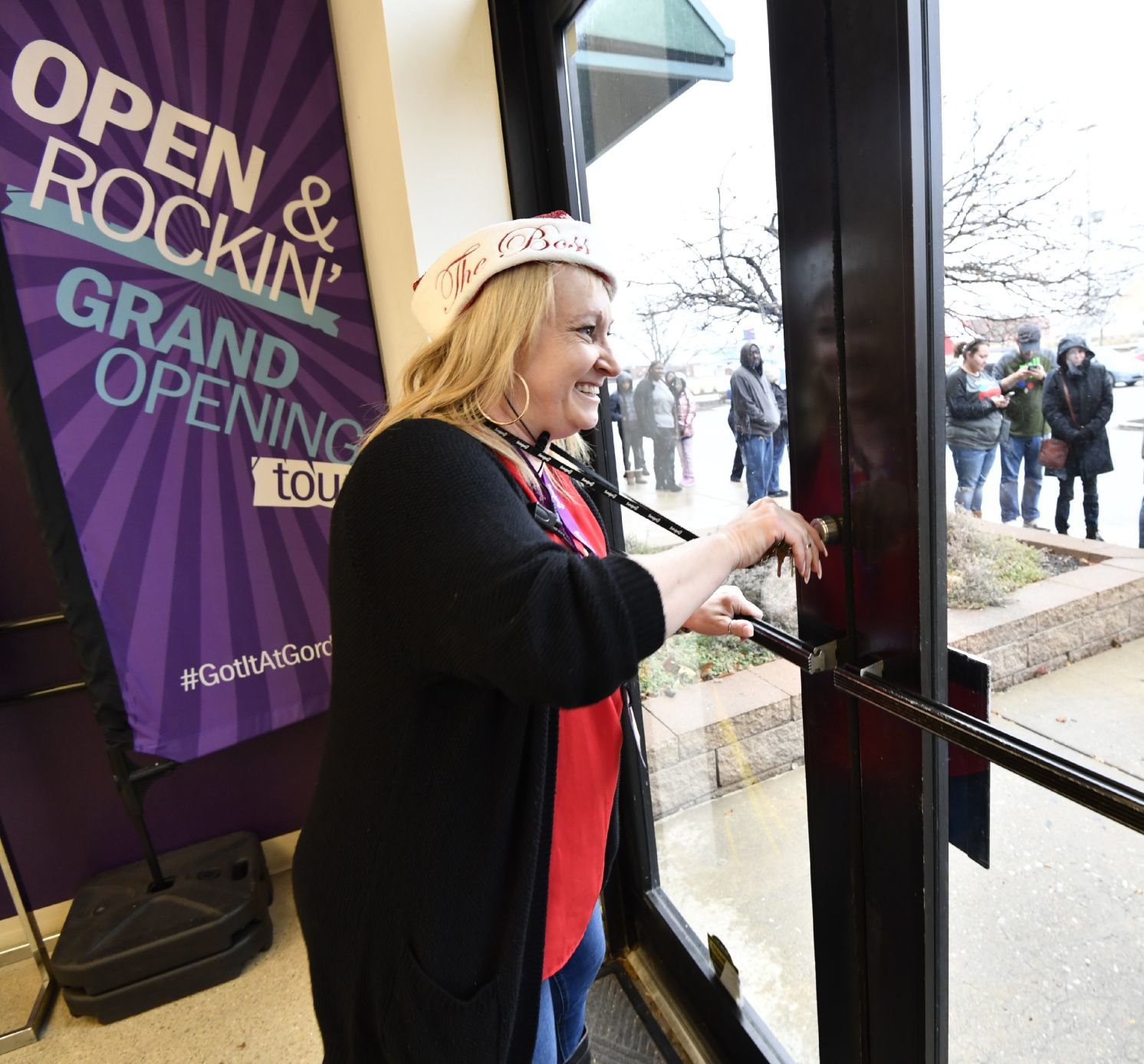 Metro East shoppers hunt for bargains on Thanksgiving day